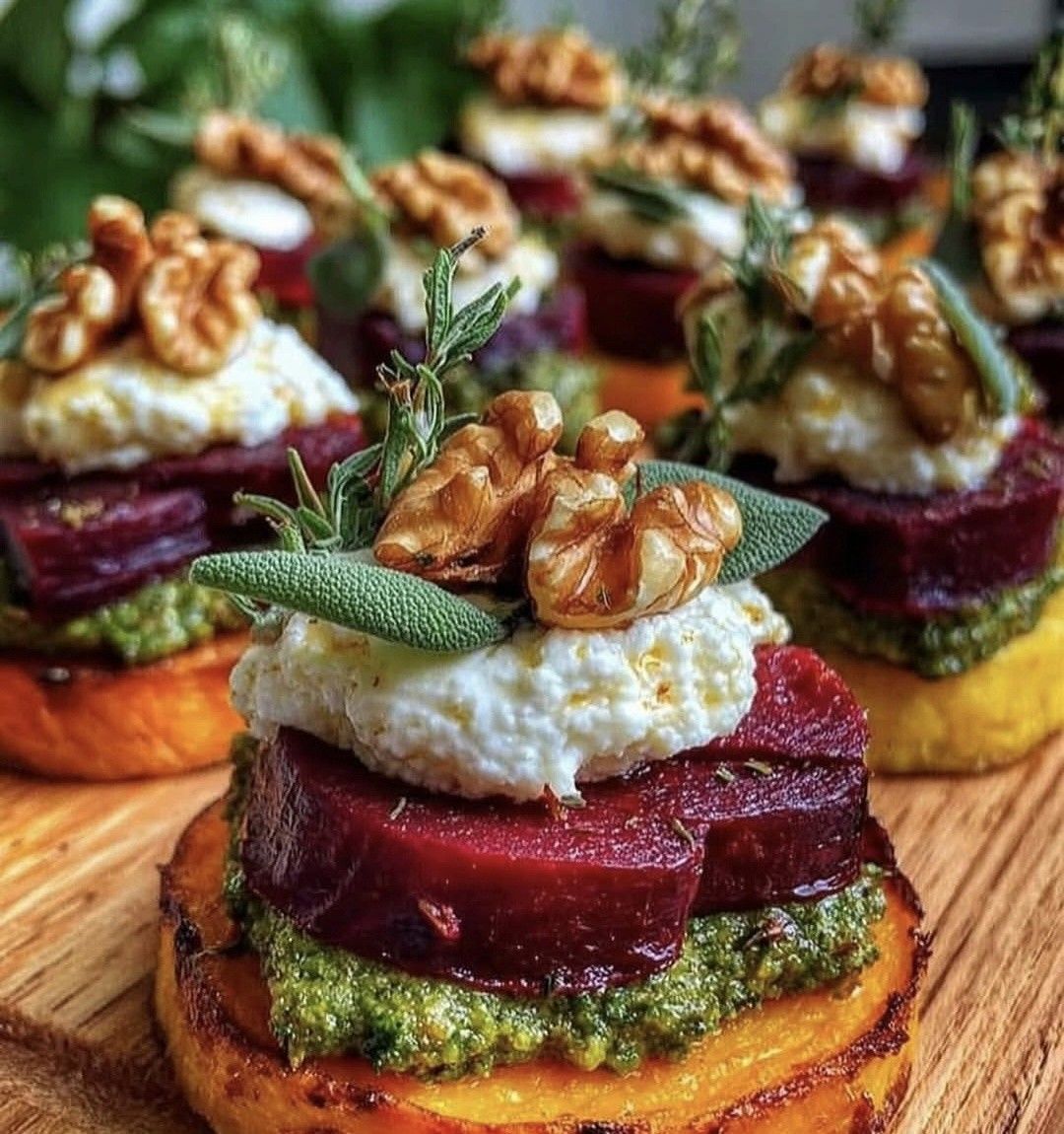 Rote-Bete-Türmchen mit Ziegenkäse, Walnüssen und Pesto auf geröstetem Kürbis