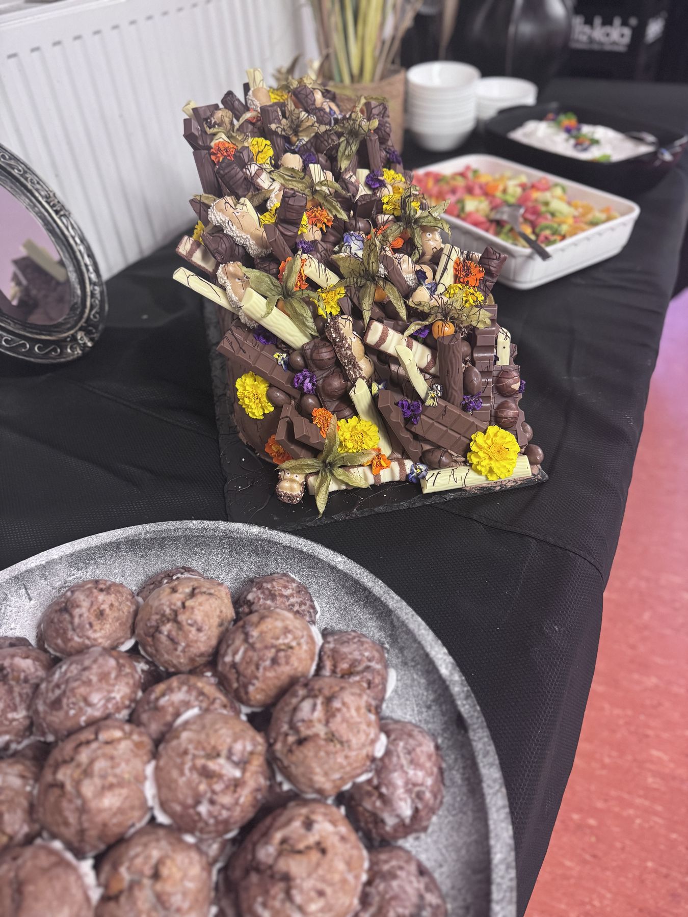 Aufwendige Schokoladen-Dessert-Skulptur mit essbaren Blüten