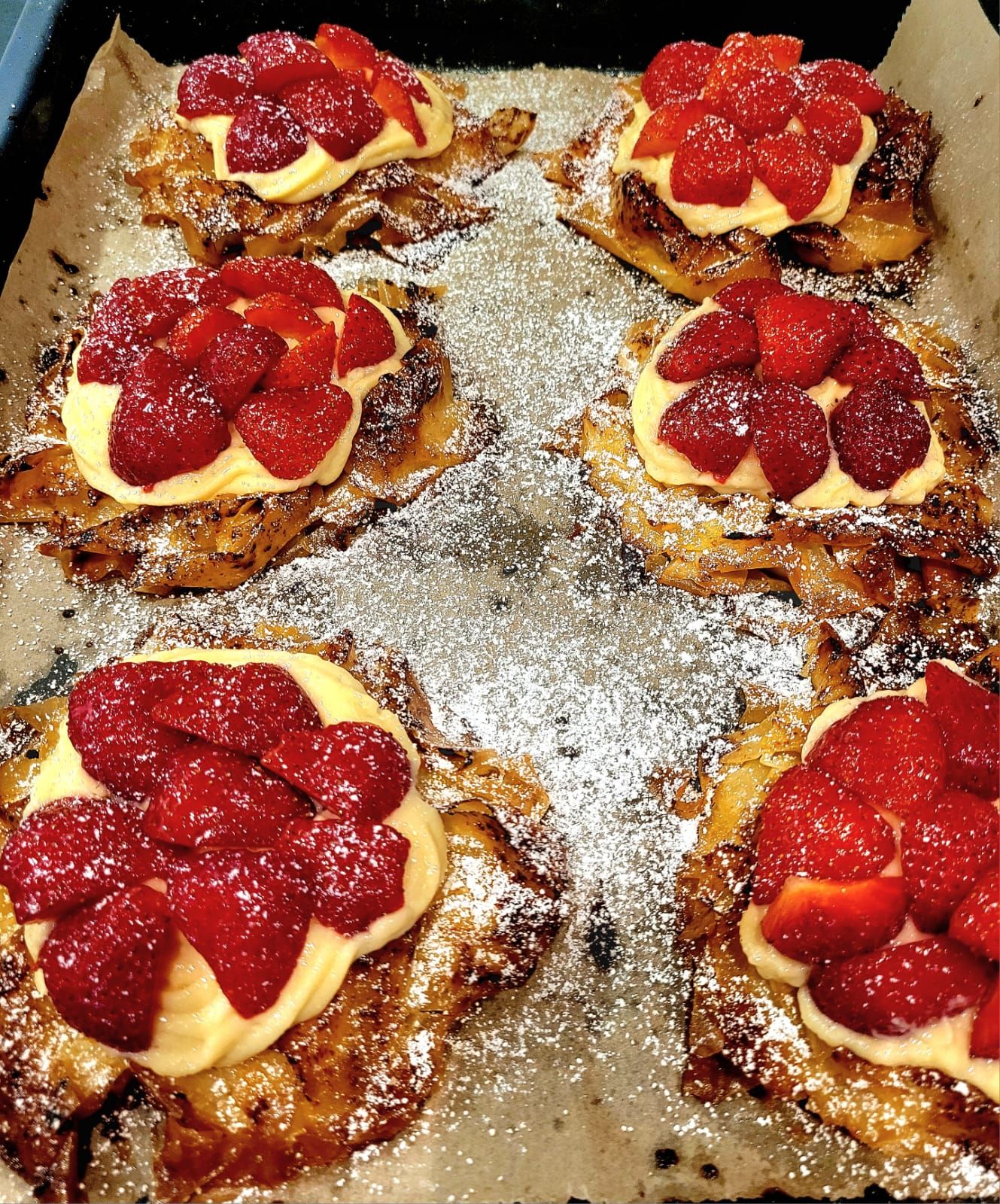Phyllo-Törtchen mit Vanillecreme und frischen Erdbeeren