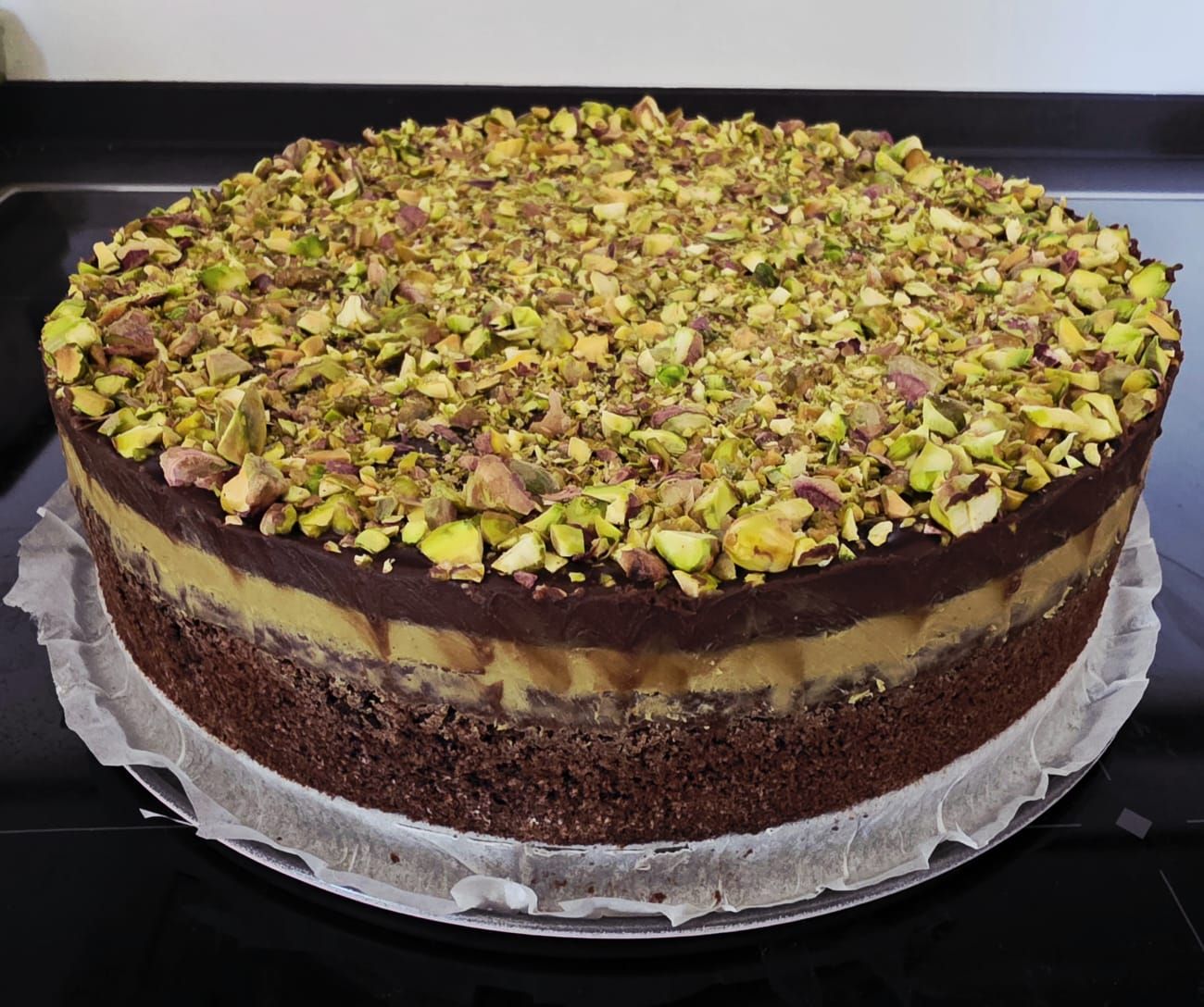 Pistazien-Schokoladen-Torte, angeschnitten