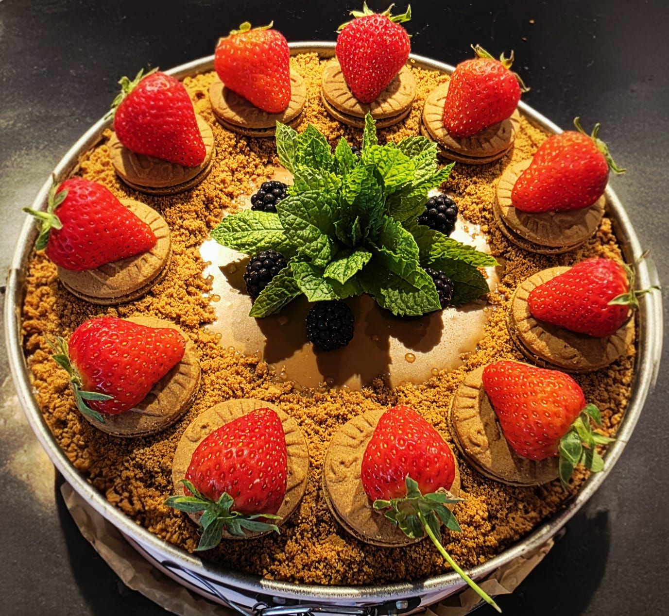 Erdbeer-Keks-Törtchen mit Minze und Brombeeren