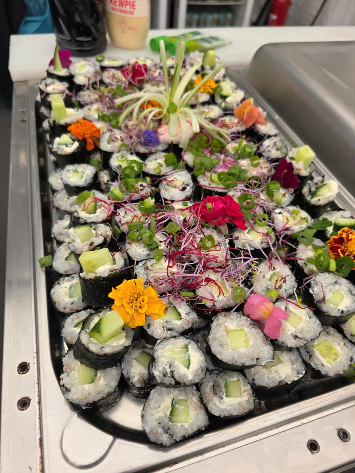 Sushi-Rollen mit essbaren Blüten und Sprossen